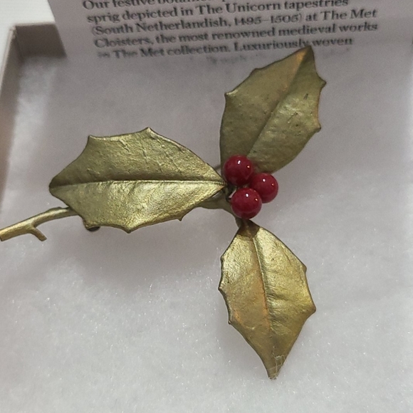 Met Museam of Art Vintage Holly brooch - Picture 2 of 9